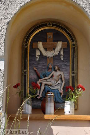 Sorica - Schrein in der Nähe der Kirche