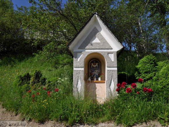 Sorica - Schrein in der Nähe der Kirche