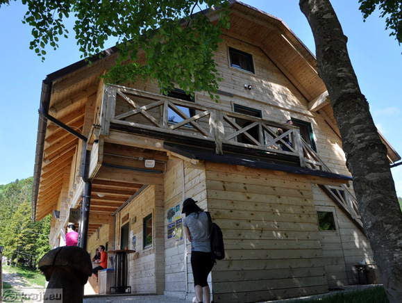 Brunarica s smeri parkirišča