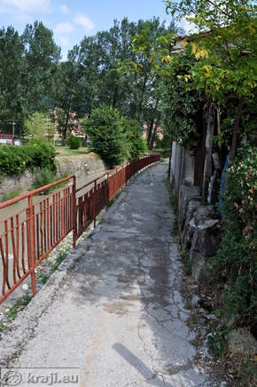 Pešpot ob potoku Lokavšček