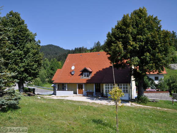 Gostilna Stara pošta z južne strani arheološkega parka