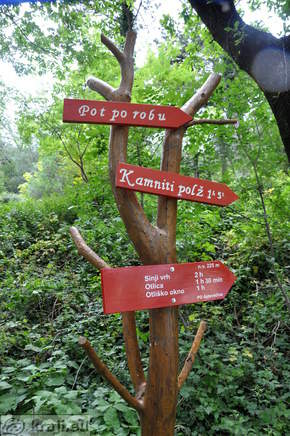 Direction signs for Pot po robu, Kamniti polz, Sinji vrh, Otlica, Otliska window