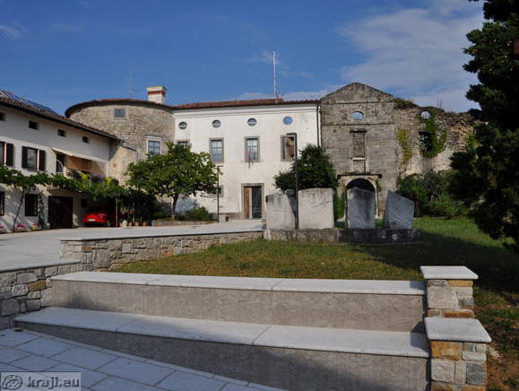 Monument to the establishment of the OF on the central town square