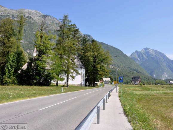Cerkev Device Marije ob glavni cesti mimo Bovca
