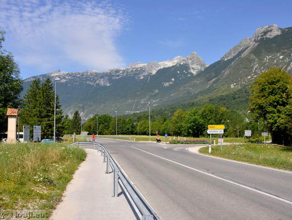 Odcep za Letališče Bovec ob glavni cesti mimo Bovca