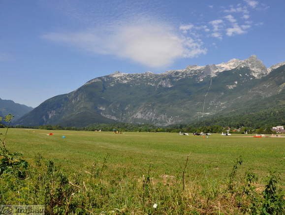Letališče Bovec s Kaninom v ozadju