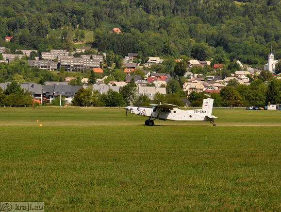 Letališče z Bovcem v ozadju