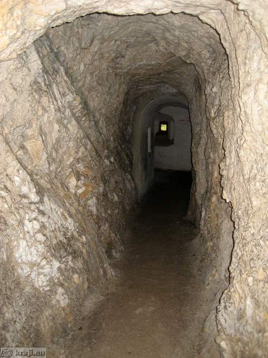 Stranski hodnik, ki vodi do strelne line