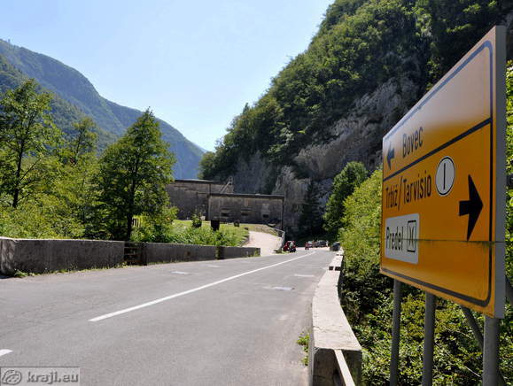 Usmerjevalna tabla za Bovec in Predel