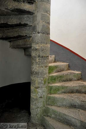 Stopnice v kletno etažo