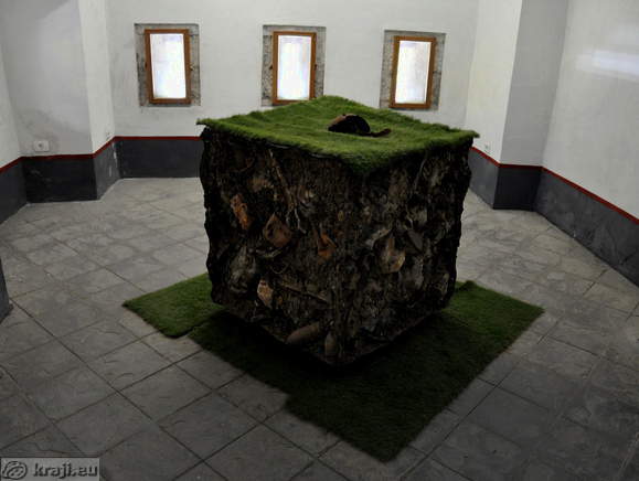 Skulptura - Pod prvo bojno črto