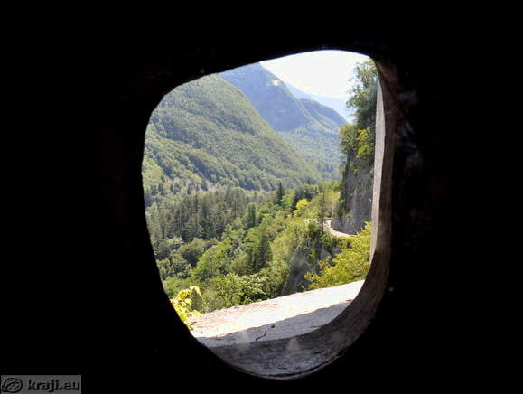 Pogled na cesto iz Bovca