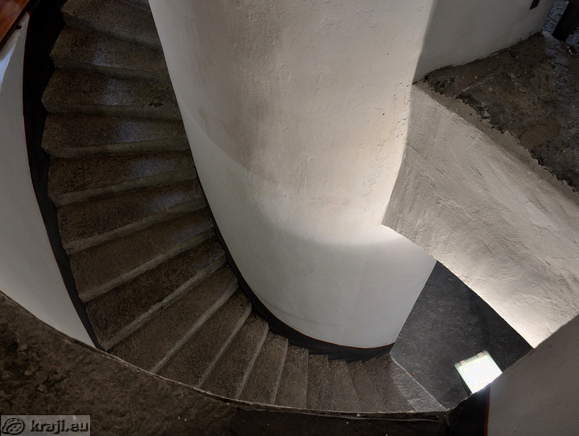 Stopnice v 1. nadstropje