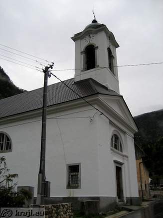 Cerkev sv. Štefana ob cesti skozi Log pod Mangartom