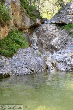 Potok Gorejca teče v bazen