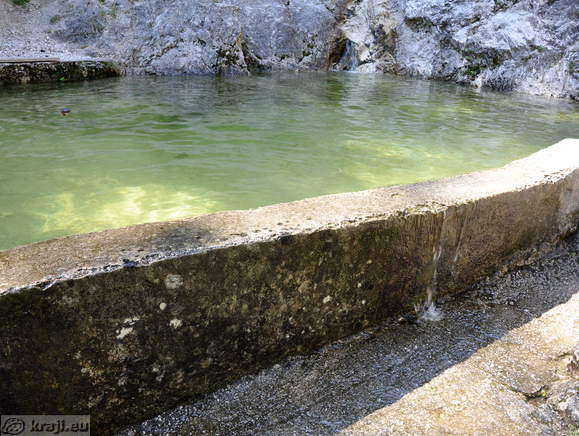 Bazen nad Logom pod Mangartom