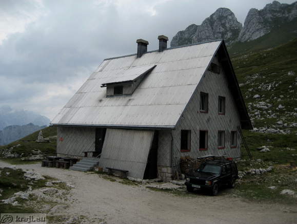 Berghütte auf dem Mangart Sattel