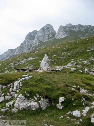 Berghütte auf dem Mangart Sattel