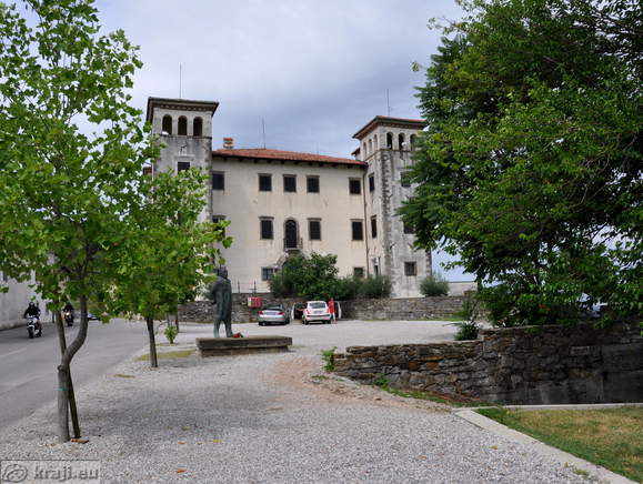 Grad Dobrovo <br> Parkirišče pred Gradom Dobrovo