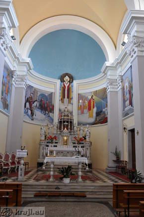 Prezbiterij z oltarjem