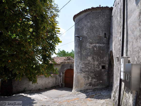 Neighbourhood of the entrance into Smartno from the south side