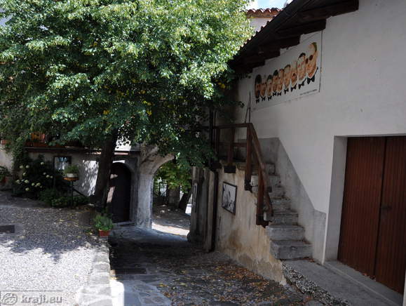 Path into Smartno from the south side