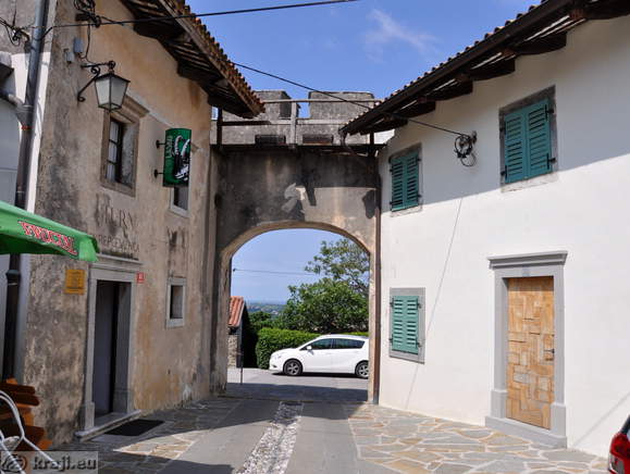 Pogled na zahodni vhod znotraj obzidja