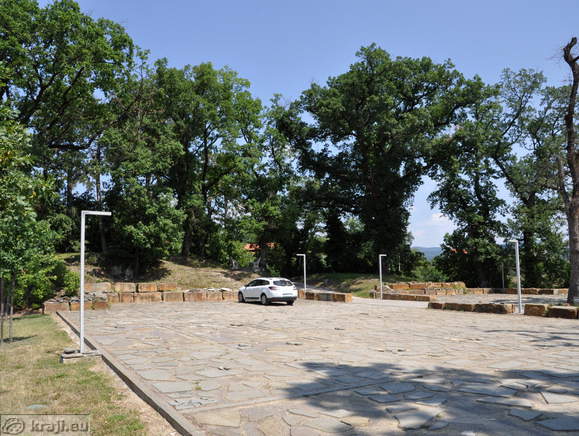 Zgornje parkirišče in drevesa