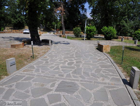 Park in zgornje parkirišče vile Vipolže