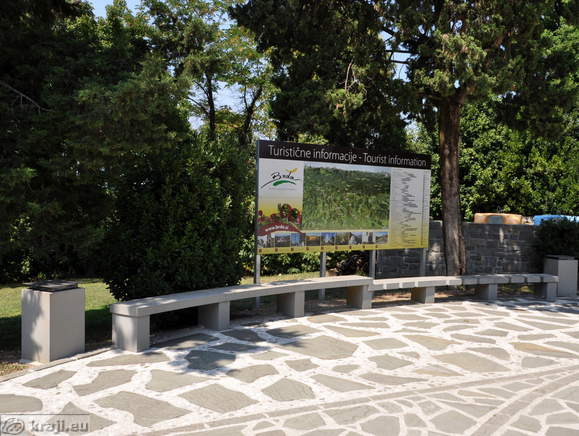 Parkirišče za kolesa in informativna tabla