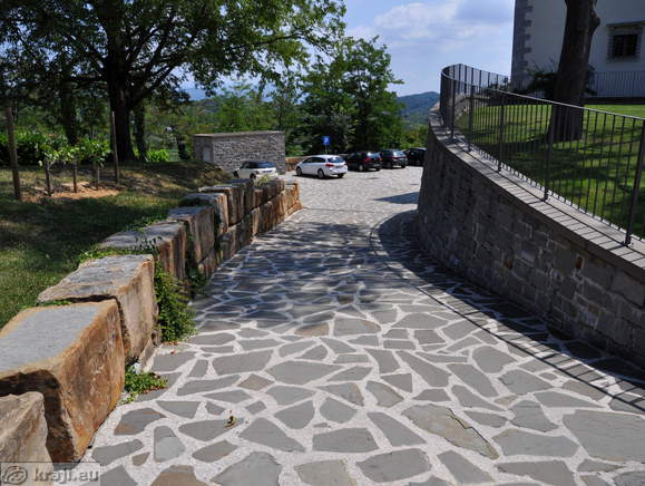 Cesta do spodnjega parkirišča