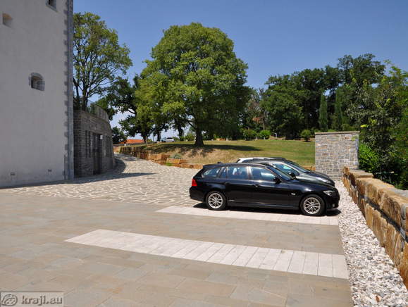 Parkirišče ob vili Vipolže