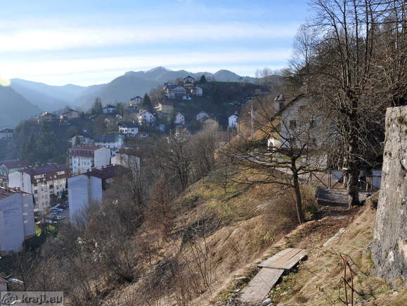 Pogled na okolico cerkve in naselje nad Idrijo
