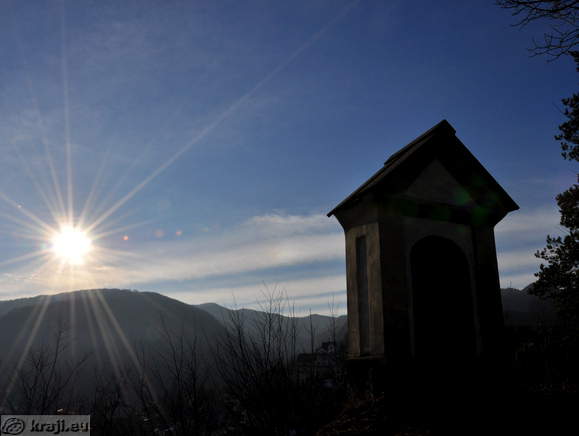 Postaja križevega pota ob sončnem zahodu nad Idrijo