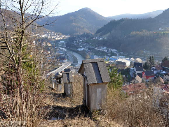 Pogled na kalvarijo in Idrijo