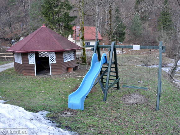 Igrala v bližini gostilne Pri Fežnarju