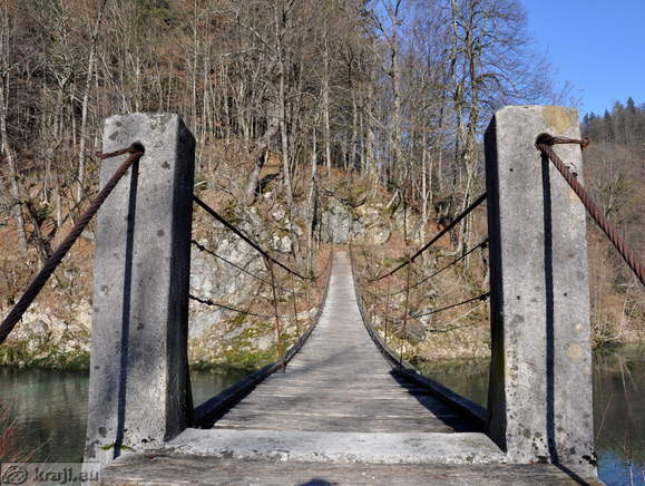 Pot čez viseči most do poti ob Rakah