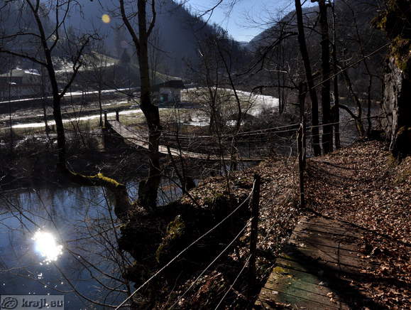 Pot do visečega mostu pri Zagodi s poti ob Rakah