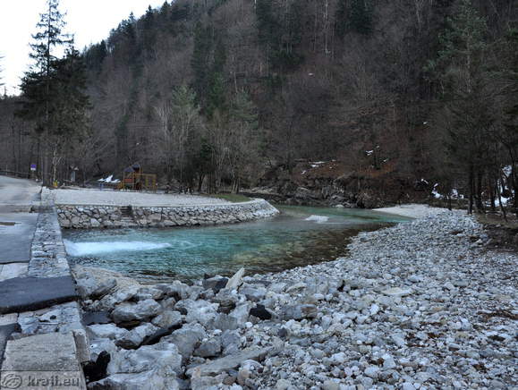 Pogled s ceste v smer proti kopališču