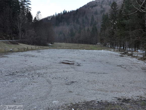 Parkirišče v bližini kopališča