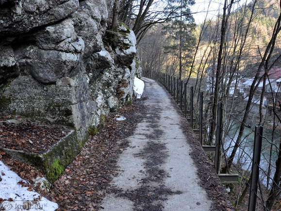 Pot ob steni nad Rakami