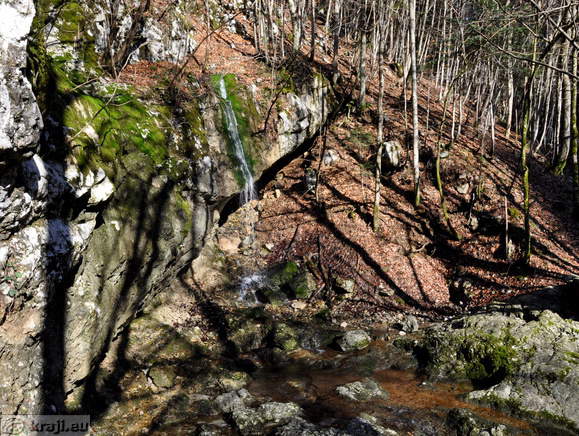 Jama nad Kobilo - Bruhalnik s slapom