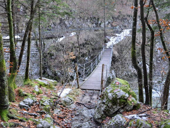 Viseči most čez Idrijco do Divjega jezera