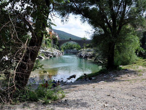 Pogled na Kanalski most s plaže
