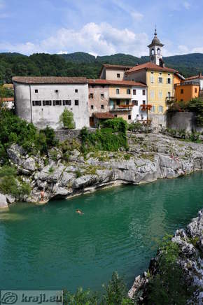 Stare stavbe z gotsko hišo nad kopališčem v Kanalu