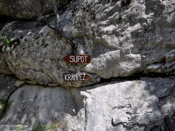 Usmerjevalna tabla za slap Supot (levo) in Krampež (desno)