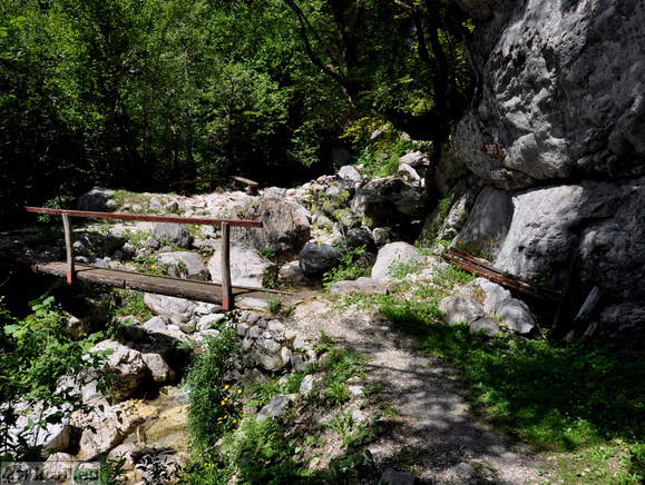 Brv pri slapu Supot, ki jo moramo prečkati