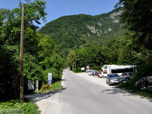 Odcep za kamp Koren v bližini Napoleonovega mostu ob cesti za Drežnico