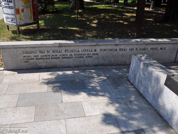 Model prve zasnove Nove Gorice ob petdesetletnici mesta v spomin profesorju Edvardu Ravnikarju postavili učenci.