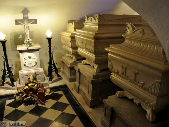 Sarcophagus: L. XIX, C. X., M. T.